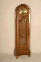 Standuhr, deutsch, um 1910, Korpus Weichholz Eichefurnier, Perlleisten, sparsam aufgelegte Schnitzerei, Fuß geschwungen, 4-fach getreppt , Kopf ...