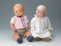 SchildkrÖtbaby, um 1935, eingesetzter Kurbelkopf, Steifglieder Masse, KÖrper aus Nesselstoff gestopft, HÄnde stark besch., blaue Glasaugen, ...