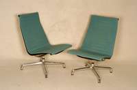 2 Liegesessel, Entwurf Charles Eames 1958 EA 124, neuere AusfÜhrung, signiert Charles Eames Alu Chair, made by Vitra, Aluminiumgestell z.T. ...