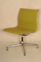 Stuhlsessel, Entwurf Charles Eames 1958 EA 105 , um 1968, Herstelleretikett Vitra, Aluminiumgestell, grober Leinenbezug in olivegrÜn original, ...
