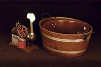 2 PuppenbÜtten, um 1900, 1 x rund, D. ca. 35 cm, 1 x oval D. ca. 42 cm