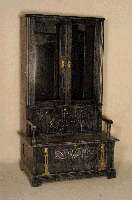 sogenannter Truhenschrank, deutsch/Elsaß, um 1895/1900, Korpus Weichholz, Eiche massiv, Eichefurnier, sparsame abstrakt florale Messingappliken, ...