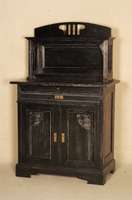 Anrichte, deutsch, um 1908/10, Korpus Weichholz, Eiche massiv, Eichefurnier, FÜllungen mit sparsamen stiltypischen Schnitzereien aus dem ...
