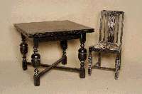 Tisch und 4 StÜhle, Frankreich, um 1895/1900 , Eiche massiv, Tisch ausziehbar, Beine verstrebt, Balusterbeine reich verziert, BezÜge nach ...