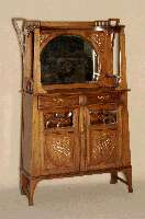 Ausgefallener Vitrinenschrank, sÜddeutsch, um 1900, Jugendstil, Korpus Hartholz, Nußbaumfurnier von ausgesuchter QualitÄt, z.T. gespiegelt, ...