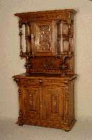 Buffetschrank, Frankreich, um 1890, Eiche massiv, Oberteil eintÜrig mit seitlichen Dekorationsebenen, reichhaltige florale Schnitzerei aus dem ...