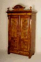GrÜnderzeitschrank, deutsch, um 1880, Korpus Weichholz, Nußbaumfurnier, auf Rahmen gearbeitet, FÜllungen mit Wurzelnuß, Front stark ...