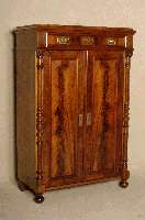 Vertiko, deutsch, um 1880, GrÜnderzeit, Korpus Weichholz, Nußbaum- bzw. Wurzelnußfurnier, Lisenen mit vorgesetzten HalbsÄulen aus dem ...