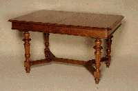 Ausziehtisch, deutsch, um 1880, Nußbaum massiv, gedrechselte Beine, kanneliert und verstrebt, 3-EinlegebÖden vorhanden, Gebrauchsspuren, ...