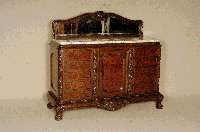 Anrichte, deutsch, um 1900, Korpus Eiche, in den FÜllungen Wurzelholzfurnier, abgerundete Ecken mit Flachschnitzereien aus dem Vollholz, original ...