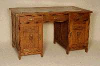 Schreibtisch, deutsch, um 1900, Eiche massiv, original FÜße 4-eckig, Front und TÜren mit sparsamer Flachschnitzereien, SchlÖsser und BeschlÄge ...