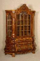 Barockstilvitrine, Holland, um 1960, Korpus Weichholz/Hartholz, Wurzelnußfurnier, z.T. gespiegelt, schÖnes Furnierbild, Kanten abgeflacht, ...