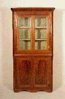 Eckschrank, England, um 1820/30, Korpus Weichhoz, Pyramidenmahagonifurnier, durchlaufend gespiegelt, original Glas, oben mit 2 Einlegebrettern, ...