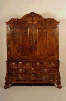 Kabinettschrank, Holland, um 1760/70, Korpus Eiche massiv, Wurzelnußfurnier, im Oberteil Rosenholzintarsien, Leisten aus dem Vollholz geschnitzt, ...