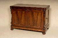Halbschrank, deutsch, um 1860, Louis-Philippe, Korpus Eiche massiv, Mahagonifurnier gespiegelt, seitlich abgeflacht, mit geschnitzten Veluten, ...