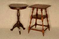 Beistelltisch, deutsch, um 1890, wohl GrÜnderzeit, Korpus Weichholz, Nußbaumfurnier, gedrechselte Beine aus dem Vollholz, mit Zwischenablage, ...