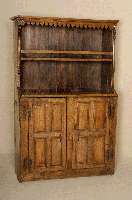 Kleines Tellerboard, Frankreich, um 1720, Umgebung Straßburg, Eiche massiv, MÖbel in rustikalem Stil, unten 2 TÜren mit zurÜckgesetzten ...