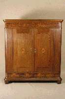 Schrank, deutsch, um 1830/40, wohl Westfalen, Eiche massiv, original FÜße, TÜren und Kopf mit schÖnen Einlegearbeiten aus verschiedenen ...