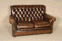 2-sitzer Sofa, wohl England, im Chesterfield-Stil, lose Kissen, RÜcken und Seiten genoppt und geheftet, braunes Leder von guter QualitÄt, ...