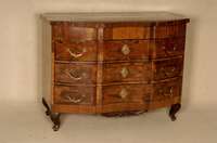 ursprÜnglich 3-schÜbige Barockkommode, sÜddeutsch/wohl MÜnchen, um 1750, Korpus Eiche und Weichholz, Palisander-, Nußbaum- und ...