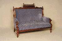 Sofa, deutsch, um 1880, GrÜnderzeit, Nußbaum massiv, gedrechselte Beine, Armlehnen mit Flachschnitzereien, RÜckenlehne mit gedrechselten ...