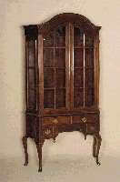 Prahlhans, England, um 1900, Mahagoni massiv, Queen-Anne-Stil, seitlich abgeschrÄgte Ecken, verglast, im Unterteil mehrere Schubladen, oben ...