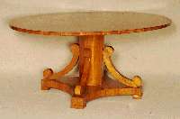 Großer ovaler Tisch, im Biedermeierstil, nach dem Vorbild von Wien um 1820, Kirschbaum massiv, Kirschbaumfurnier, 8-eckiger SÄulenfuß auf ...