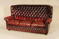 2-sitzer Sofa, wohl England, im Chesterfield-Stil, hochlehnig, lose Kissen, RÜcken und Seiten genoppt und geheftet, rotbraunes Leder von guter ...