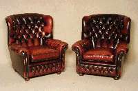 Sessel, wohl England, sogenannter Wingchair, hochlehnig, lose Kissen, RÜcken und Seiten genoppt und geheftet, rotbraunes Leder von guter ...