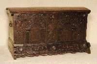 Truhe, deutsch, um 1780, Eiche massiv, Front mit Flachschnitzereien, bogenfÖrmige FÜllungen, Kufen teilweise restauriert, seitliche Griffe wohl ...
