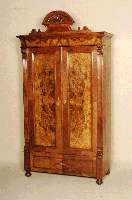 GrÜnderzeitschrank, deutsch, um 1880, Korpus Weichholz, Nußbaum- bzw. Wurzelnußfurnier, z.T. gespiegelt, lebhaftes Furnierbild, Lisenen gerillt, ...