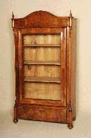 Glasschrank, deutsch, um 1870, GrÜnderzeit, Korpus Weichholz, Nußbaum- bzw. Wurzelnußfurnier, z.T. gespiegelt, Kopf geschwungen, Seiten mit ...