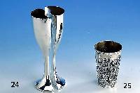 Becher, deutsch, um 1900, 800er Silber, Hanauer Arbeit, umlaufende Jagdszene in Land- schaft mit Personenstaffage, Pferden, Hunden JÄgern und ...