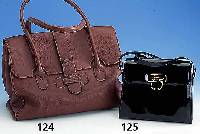 Italienische Designgerhandtasche "Salvatore Ferragamo", schwarzer Lack, 2 InnenfÄcher und 1 Reißverschlussfach, Innenlabel mit Nr., ...