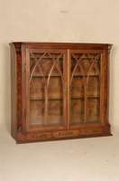 Aufsatzteil eines Buffets, sÜddeutsch, um 1770/80, Korpus Weichholz, Wurzelnußfurnier, Ecken abgeplattet, Glas und Verzierungen sekundÄr, ...