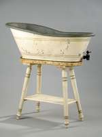 Kinderbadewanne mit StÄnder, deutsch, um 1910-20, Zink, außen weiß lackiert (mit altersÜblichen FarbschÄden), Gestell Holz gedrechselt, ca. ...