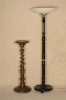 ArtDeco-Stehlampe, Frankreich, um 1920, aufwendig gearbeitet, ebonisierter Holzfuß, mittig mit Chromzierring durchbrochen, ausladender farblos ...
