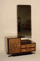 Coifeuse, Frankreich, um 1920, Wurzelnußbaum gespiegelt furniert, zum Teil schwarz abgesetzt, ChrombeschlÄge, schÖn geschwungener Sockel, ...