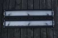 Paar große ArtDeco-Wandlampen, Frankreich, um 1930, halbrund angeordnete in Chromhalterungen gefaßte VollglasstÄbe, auf schwarz gefaßtem ...