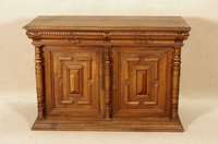 Anrichte, Belgien, um 1890, Henry-Deux, Nußbaum und Eiche massiv, 2-tÜrig, in kassettierter Form, 2 SchÜbe, eine Schublade umgebaut als ...