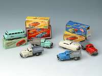 Konvolut Schuco Varianto Autos, 60er Jahre, mit Varianto Lasto Nr. 3042, Varianto Limo 3041, rot gefasst, Varianto Bus 3044 und Varianto Elektro ...