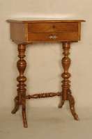 NÄhtischchen, deutsch, um 1880/90, GrÜnderzeit, Korpus Weichholz, Wurzelnußfurnier z.T. gespiegelt verlegt, reiche Drechselarbeiten, sparsame ...