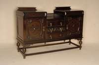 Buffet, England, um 1900, Weichholz, Eiche massiv, auf Mahagoni gebeizt, Perlleistenverzierung, sparsame Akanthusblattschnitzerei, original ...