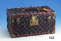 Louis Vuitton Kosmetikkoffer, Nr. 979850, Serie Monogram Canvas, vollstÄndige Innen- ausstattung, SchlÜssel anbei, Gebr.-Sp., ca. 40 x 22.5 x ...