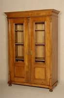 Vitrinenschrank, wohl deutsch, um 1890, Kirschholz, zweitÜrig, sekundÄr verglaste TÜren, im Inneren drei BÖden, Alters- und Gebrauchsspuren, ...