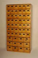 Großer Kontorschrank, England, um 1880, massiv in goldfarbenem Pinienholz gearbeitet, schÖne gewachsene Patina, 54 gerÄumige Schubladen mit ...