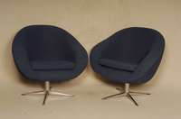 Paar Design-Sessel, Frankreich, 60er Jahre, elegant geschwungener Entwurf mit hohem Sitzkomfort, auf vierfÜßigem Chormsockel, drehbar gelagert, ...