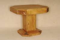 ArtDeco-Tisch, Frankreich, um 1930/35, Korpus Weichholz, Eiche massiv, Eichefurnier, ausziehbar, Ecken abgeplattet, sparsam abstrakt floral ...