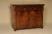 4-schÜbige SpÄtbiedermeierkommode, sÜddeutsch, um 1845/55, 2. Barock, Korpus Weichholz, Wurzelnußfurnier gespiegelt, z.T. schÖnes mehrfach ...