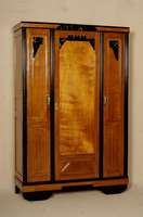 ArtDeco-Schrank, Frankreich, um 1920, 3-tÜrig, z.T. schwarz abgesetzt, geometrische Ornamentik sowie feine florale Reliefschnitzereien, alle ...